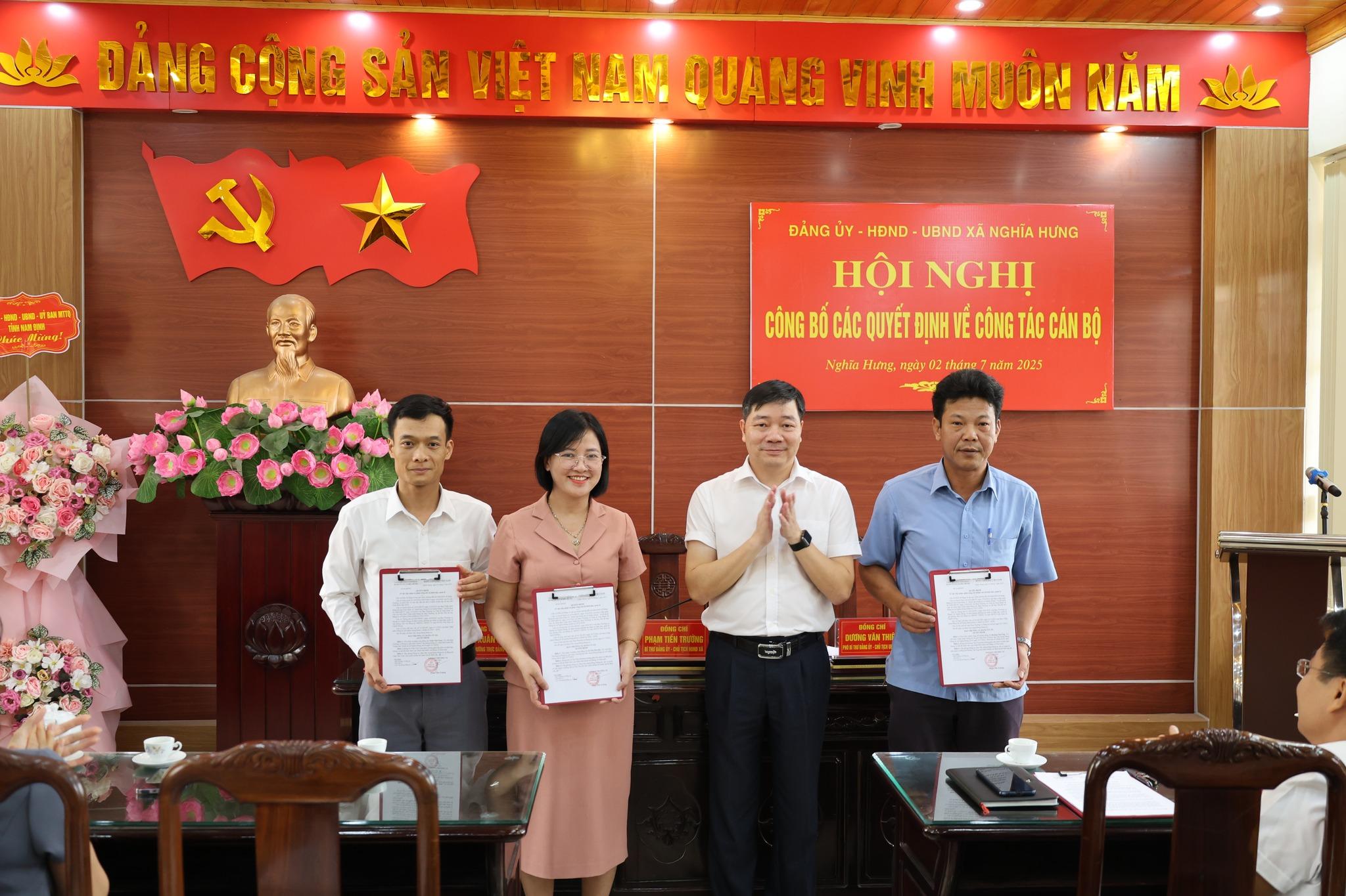 Xã Nghĩa Hưng công bố các quyết định về công tác cán bộ