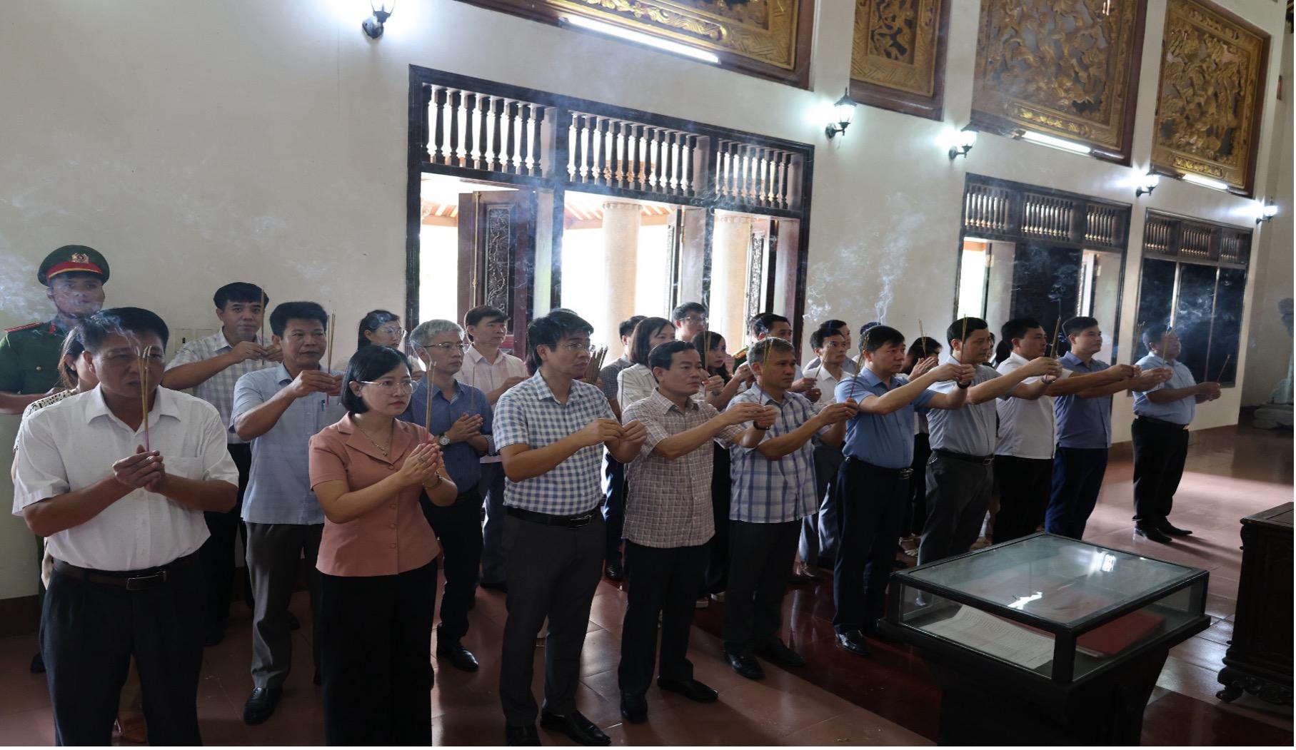 Đoàn lãnh đạo xã Nghĩa Hưng dâng hương tại đài tưởng niệm và đền liệt sĩ trung tâm xã