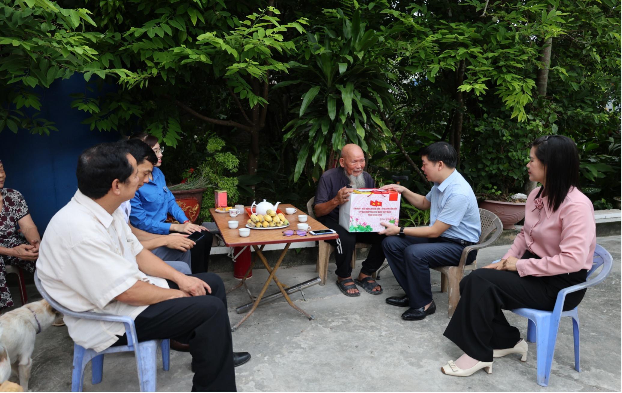 Các đồng chí lãnh đạo xã Nghĩa Hưng tổ chức đi thăm, tặng quà các gia đình TBLS, mẹ Việt Nam anh hùng, gia đình có công nhân dịp 27/7/2025