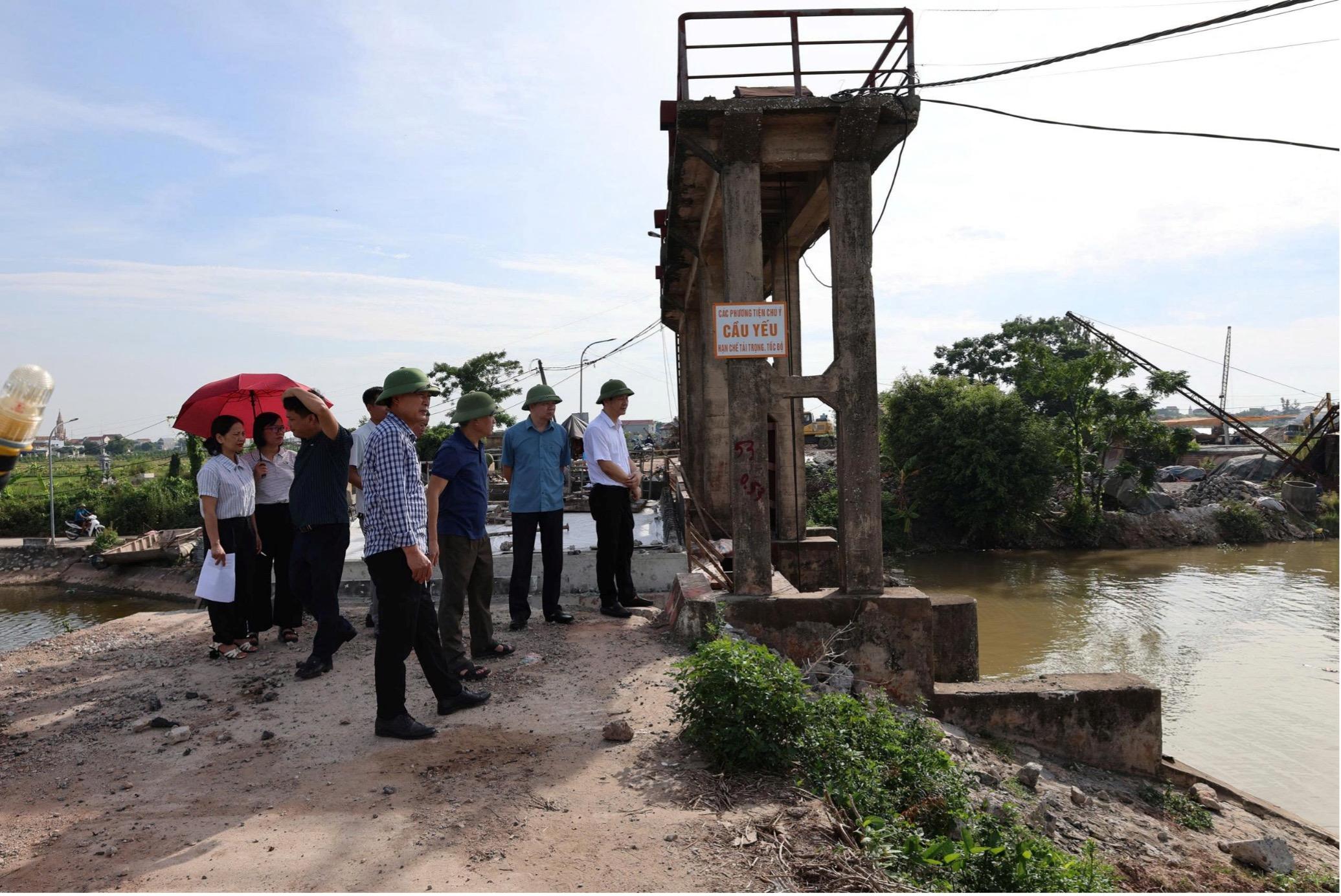 Các đồng chí lãnh đạo thường trực đảng ủy xã Nghĩa Hưng kiểm tra công tác PCLB trên địa bàn xã